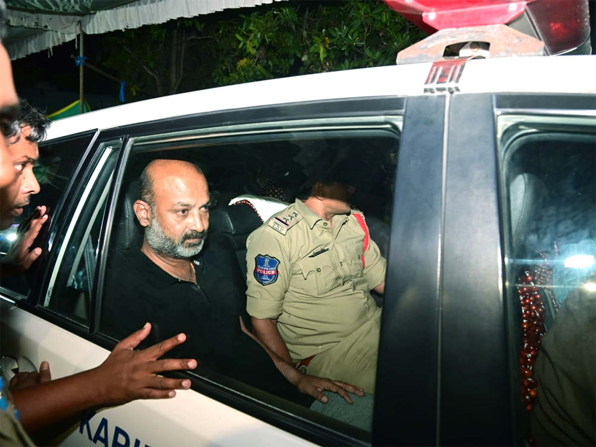 Telangana BJP Chief Bandi Sanjay Arrested At Mid Night Photos - Sakshi4