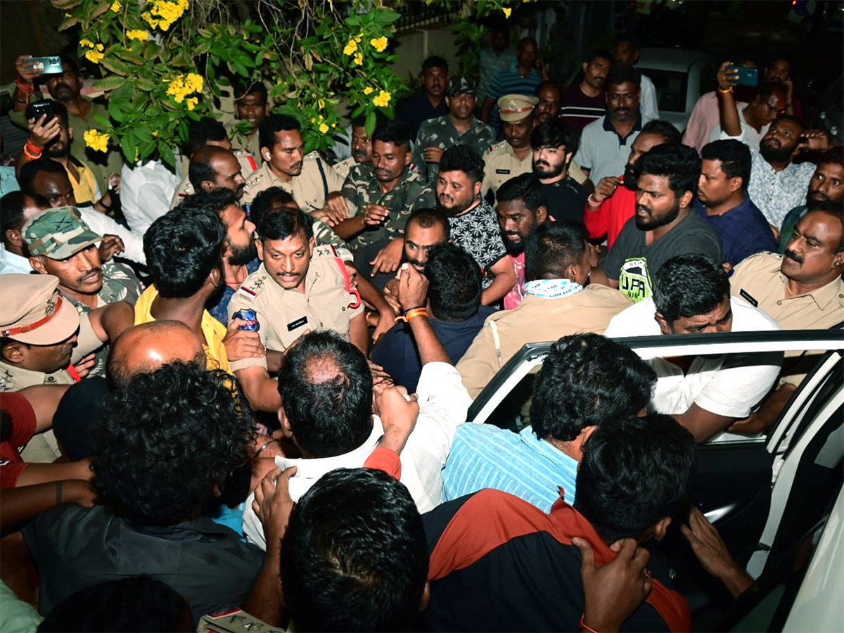 Telangana BJP Chief Bandi Sanjay Arrested At Mid Night Photos - Sakshi5