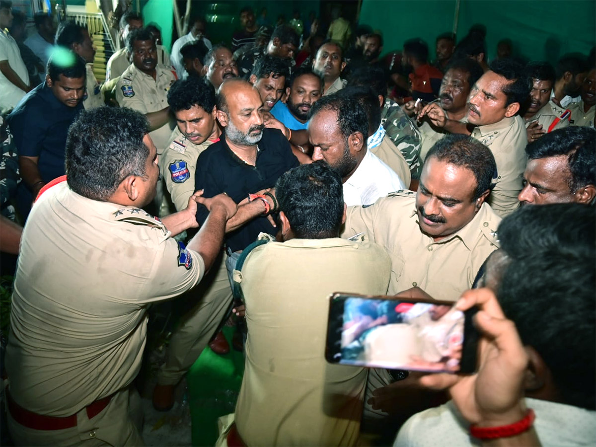 Telangana BJP Chief Bandi Sanjay Arrested At Mid Night Photos - Sakshi6