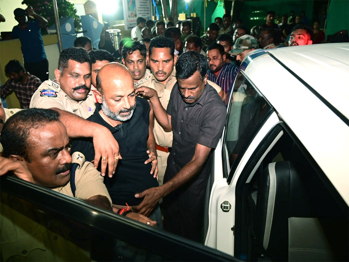 Telangana BJP Chief Bandi Sanjay Arrested At Mid Night Photos - Sakshi7