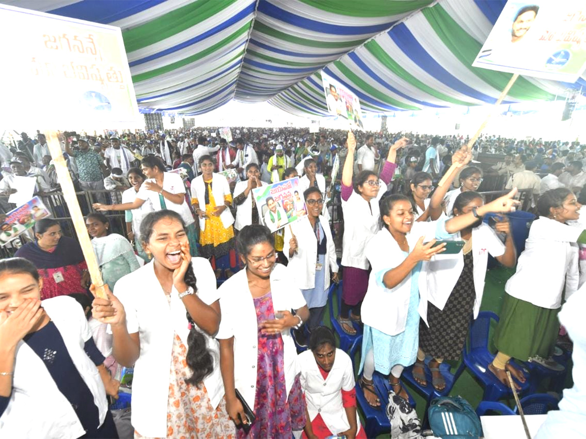 Crowd At CM YS Jagan Family Doctor Lingamguntla Chilakaluripet Event Photos - Sakshi1