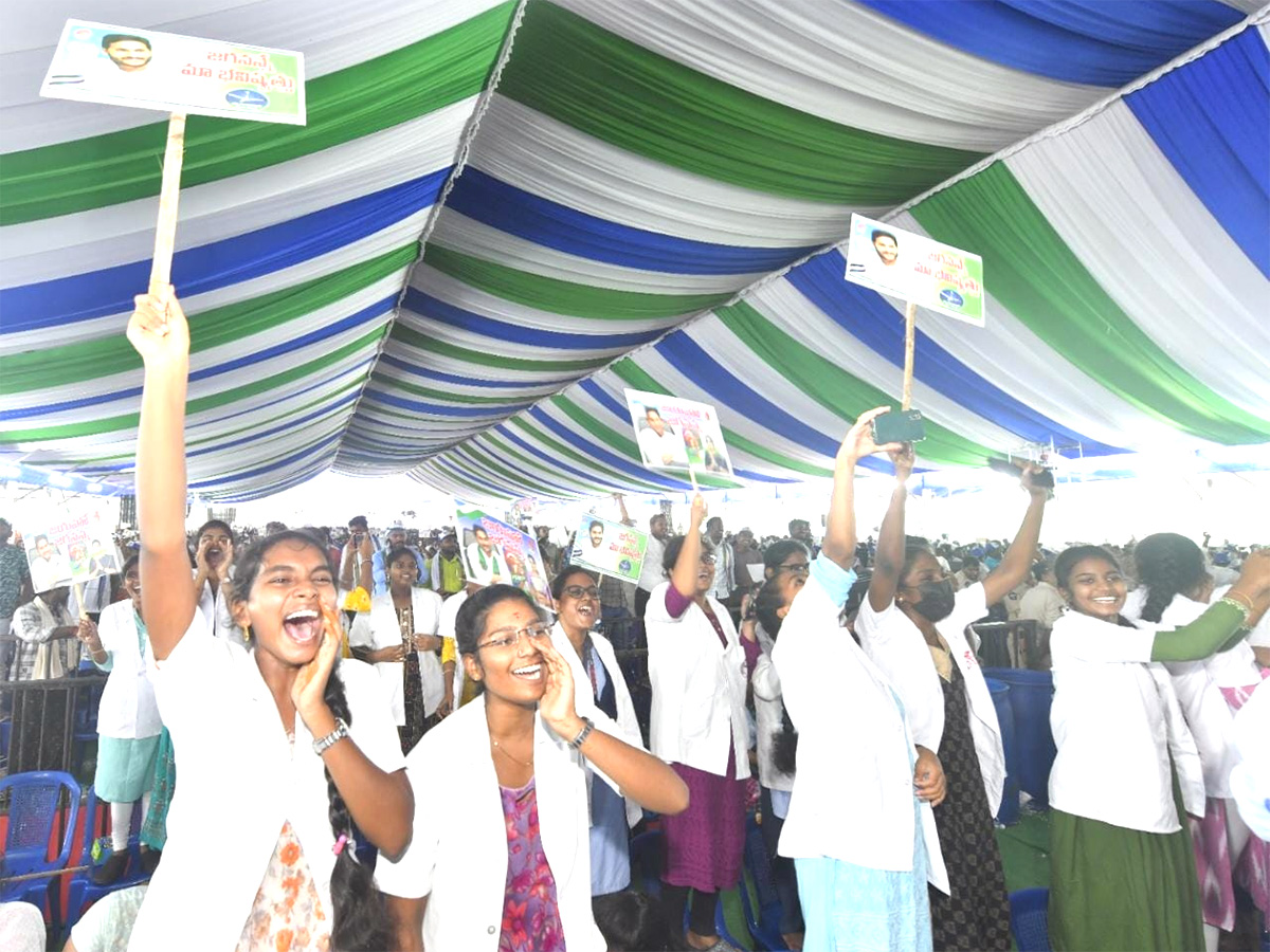 Crowd At CM YS Jagan Family Doctor Lingamguntla Chilakaluripet Event Photos - Sakshi15