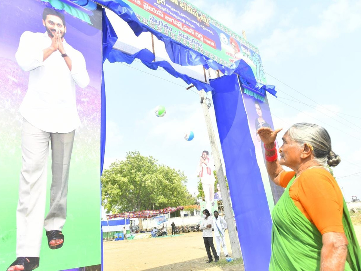 Crowd At CM YS Jagan Family Doctor Lingamguntla Chilakaluripet Event Photos - Sakshi3