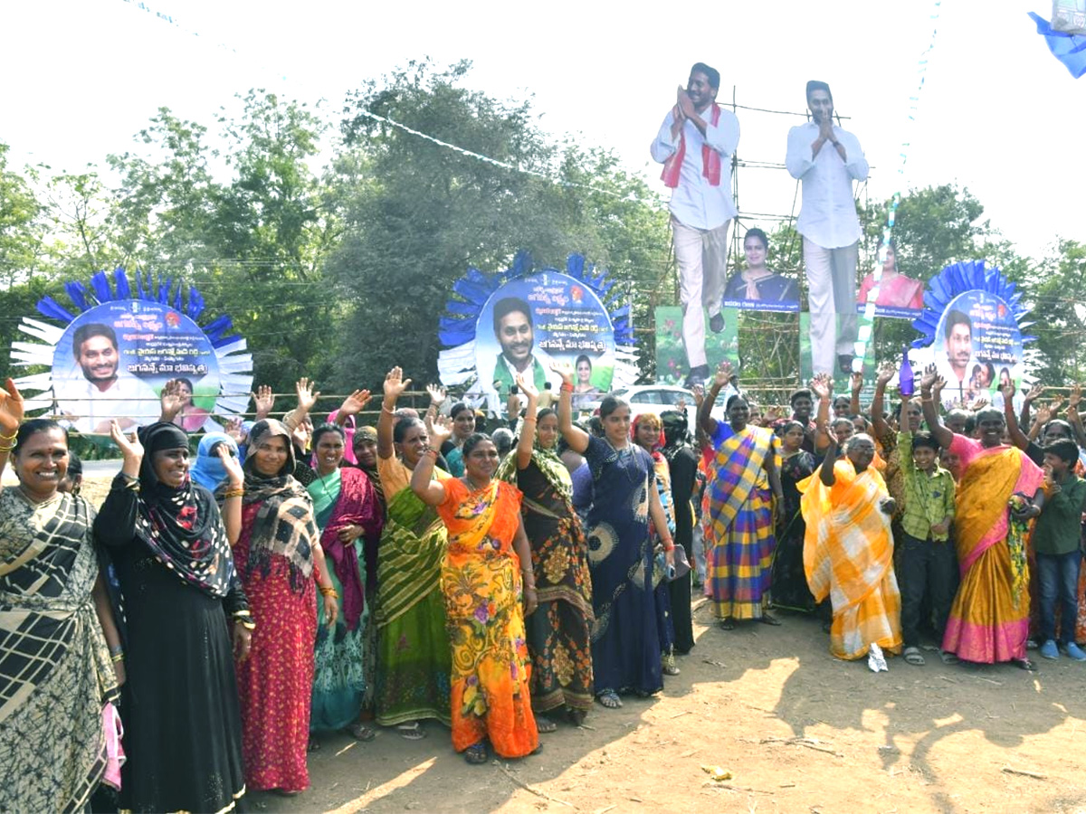 Crowd At CM YS Jagan Family Doctor Lingamguntla Chilakaluripet Event Photos - Sakshi5