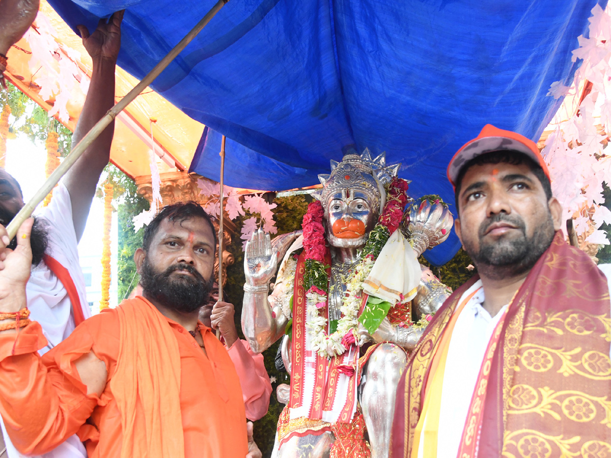 Heavy Rain at Hanuman Jayanti Shobha Yatra 2023 in Hyderabad Photos - Sakshi2