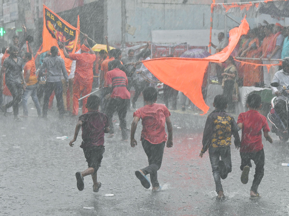 Heavy Rain at Hanuman Jayanti Shobha Yatra 2023 in Hyderabad Photos - Sakshi16