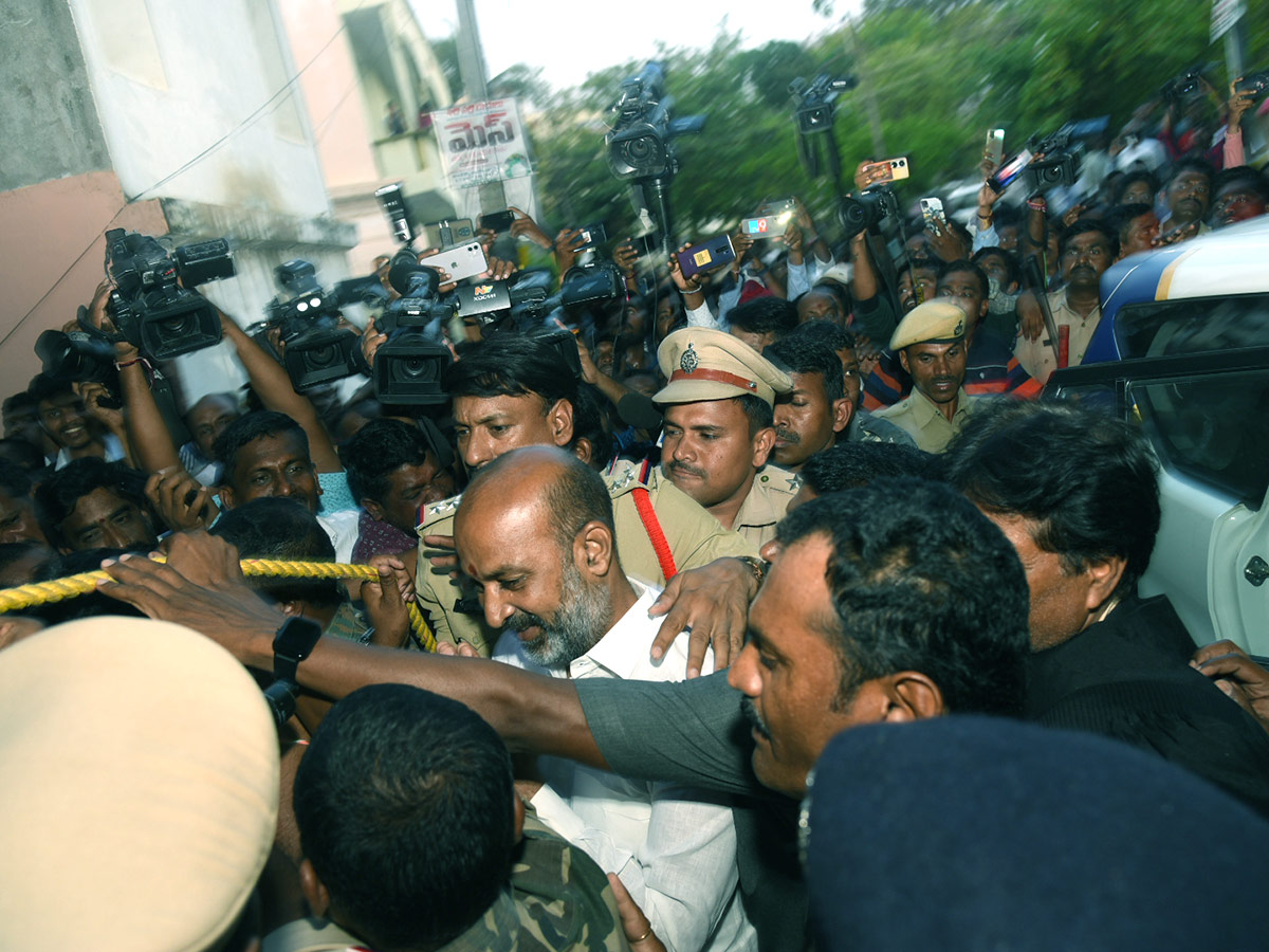 Telangana BJP chief Bandi Sanjay Arrest To Judicial Custody Photos - Sakshi10