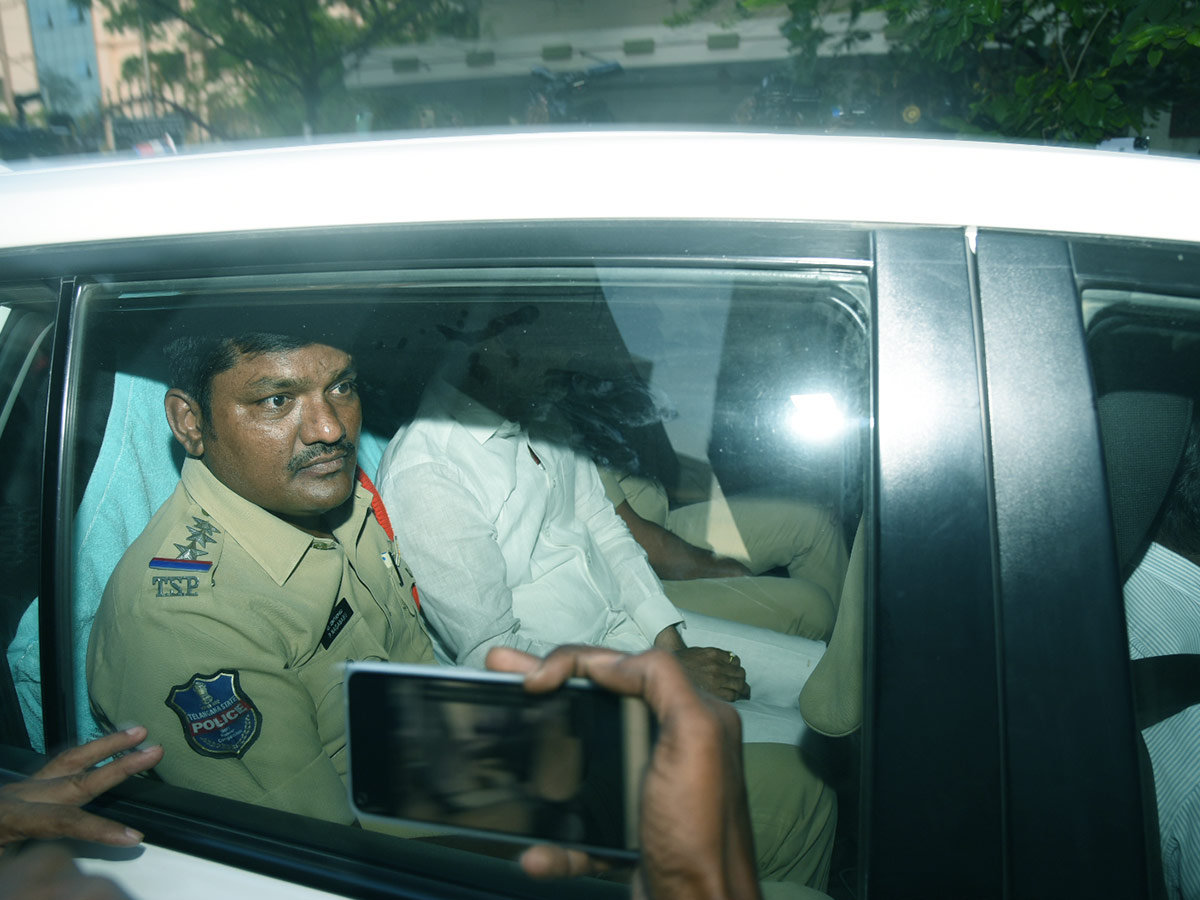 Telangana BJP chief Bandi Sanjay Arrest To Judicial Custody Photos - Sakshi13