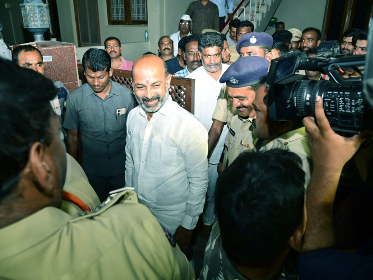 Telangana BJP chief Bandi Sanjay Arrest To Judicial Custody Photos - Sakshi14