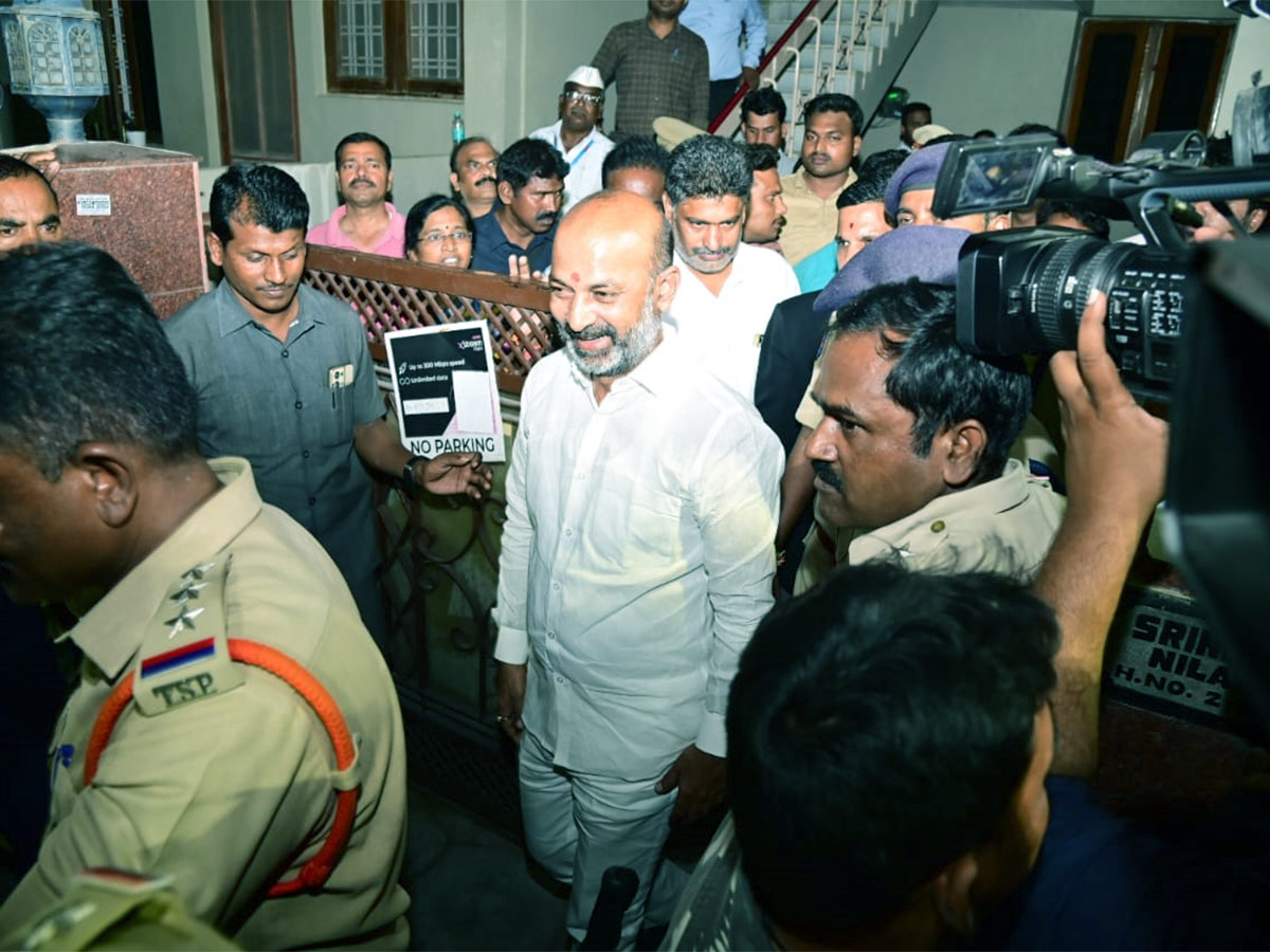 Telangana BJP chief Bandi Sanjay Arrest To Judicial Custody Photos - Sakshi18