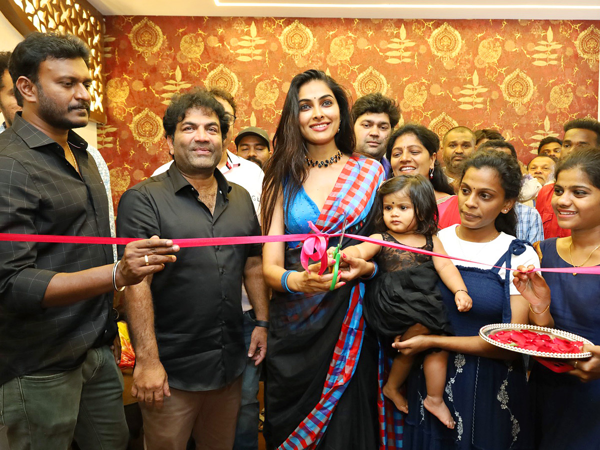 Actress Divi Vadthya Inaugurates Barkaas Indo Arabic Restaurant at Kompally Photos - Sakshi3