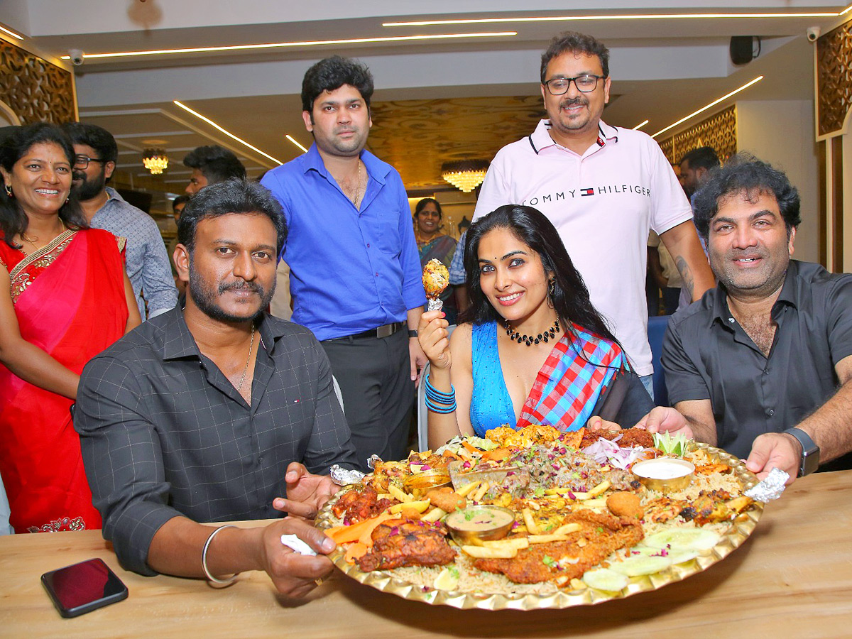 Actress Divi Vadthya Inaugurates Barkaas Indo Arabic Restaurant at Kompally Photos - Sakshi5