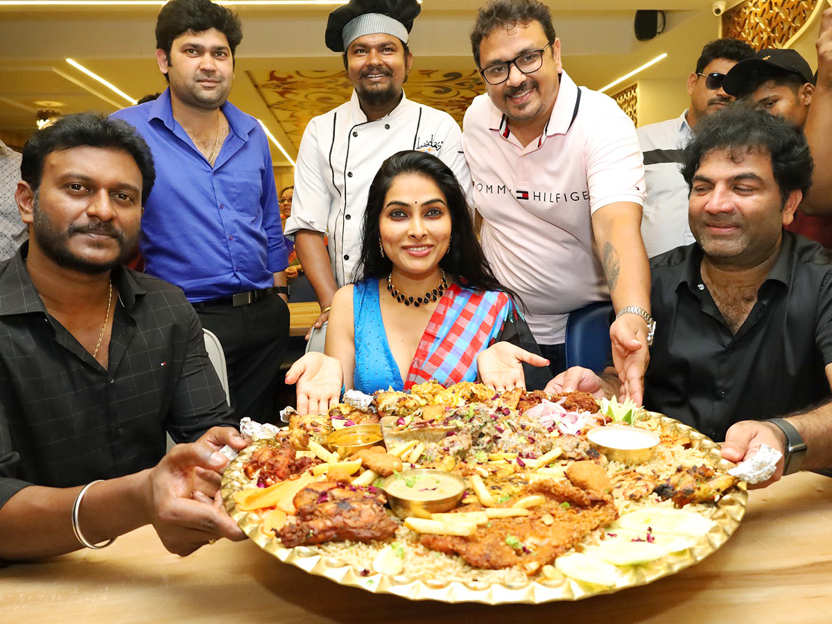 Actress Divi Vadthya Inaugurates Barkaas Indo Arabic Restaurant at Kompally Photos - Sakshi9