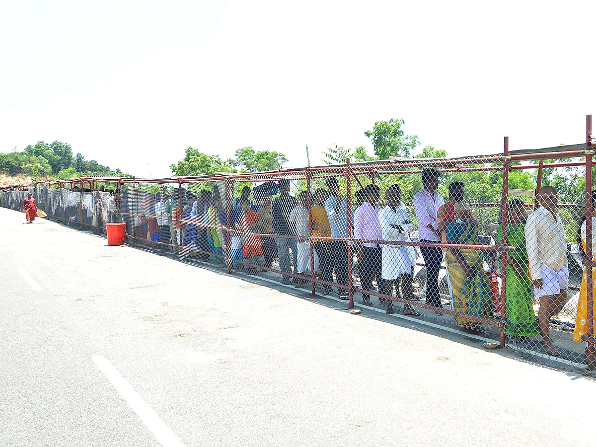 Huge Devotees Rush At Tirumala Tirupati Photos - Sakshi2