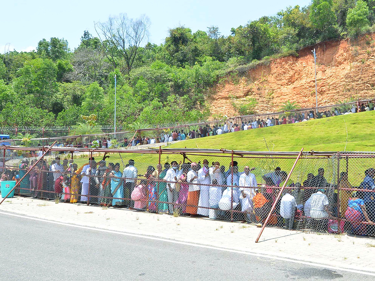 Huge Devotees Rush At Tirumala Tirupati Photos - Sakshi3