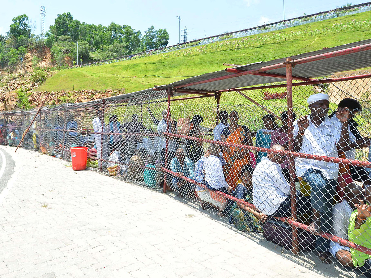 Huge Devotees Rush At Tirumala Tirupati Photos - Sakshi4