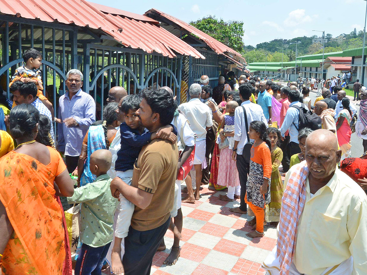 Huge Devotees Rush At Tirumala Tirupati Photos - Sakshi5