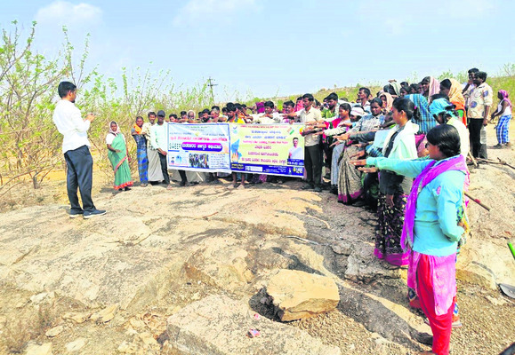 ప్రమాణం చేస్తున్న నరేగ కూలీ కార్మికులు 1