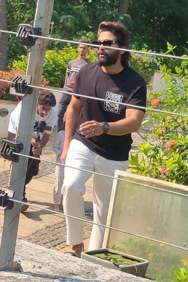 Allu Arjun Meets His Fans At His House Photos - Sakshi8