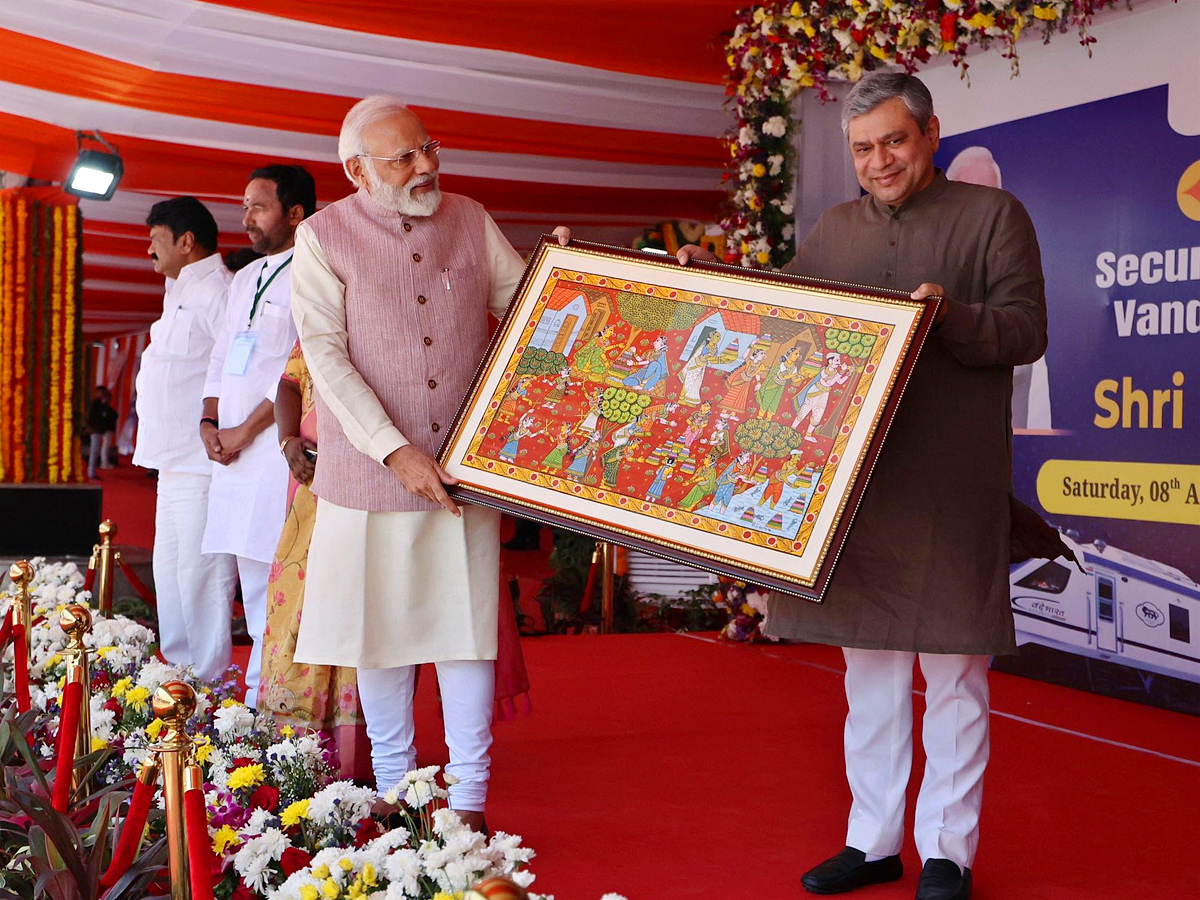 PM Modi flags off Secunderabad Tirupati Vande Bharat Express train in Hyderabad Photos - Sakshi10