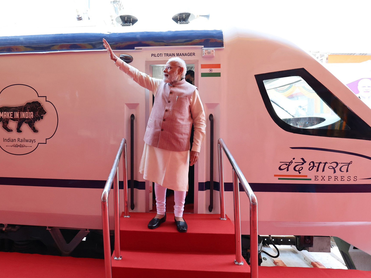 PM Modi flags off Secunderabad Tirupati Vande Bharat Express train in Hyderabad Photos - Sakshi11