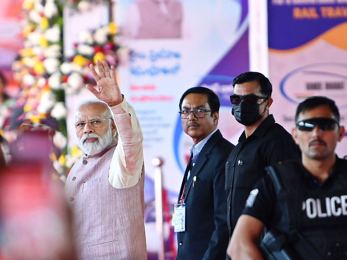 PM Modi flags off Secunderabad Tirupati Vande Bharat Express train in Hyderabad Photos - Sakshi3