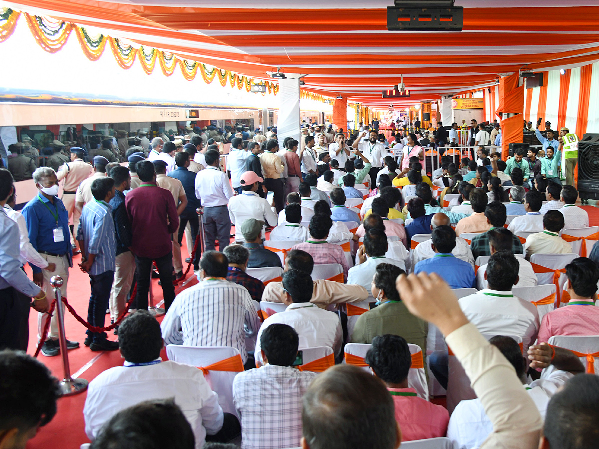 PM Modi flags off Secunderabad Tirupati Vande Bharat Express train in Hyderabad Photos - Sakshi4