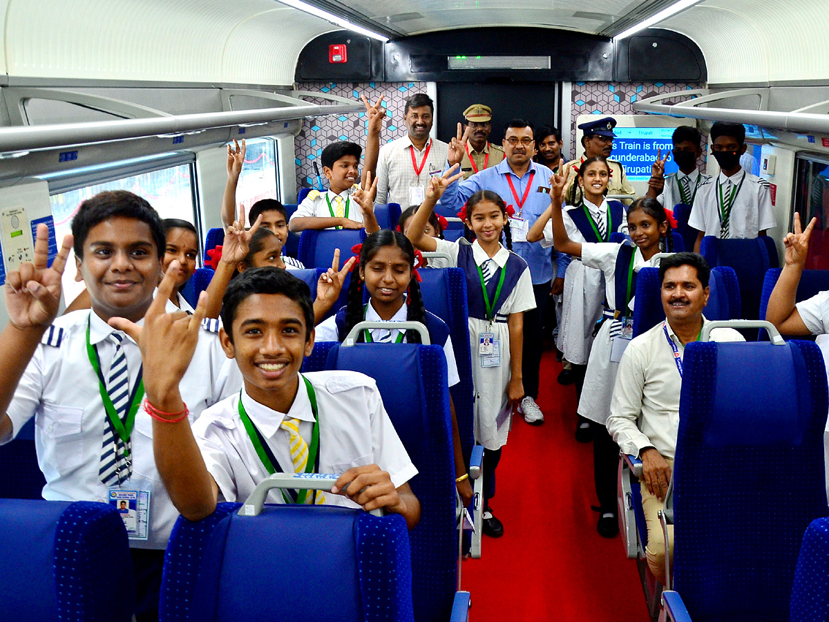 PM Modi flags off Secunderabad Tirupati Vande Bharat Express train in Hyderabad Photos - Sakshi6