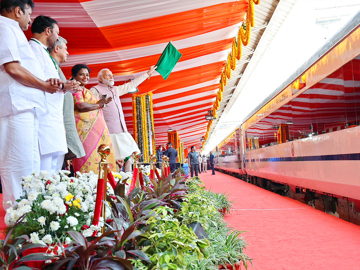 PM Modi flags off Secunderabad Tirupati Vande Bharat Express train in Hyderabad Photos - Sakshi1