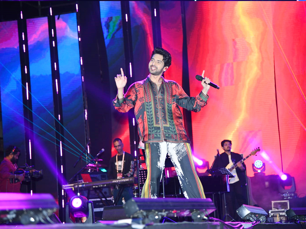 Armaan Malik Live Performance In Hyderabad At LB Stadium - Sakshi4