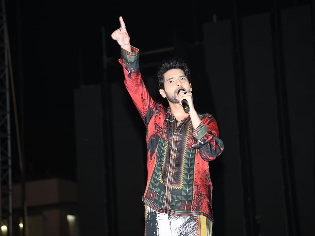 Armaan Malik Live Performance In Hyderabad At LB Stadium - Sakshi5