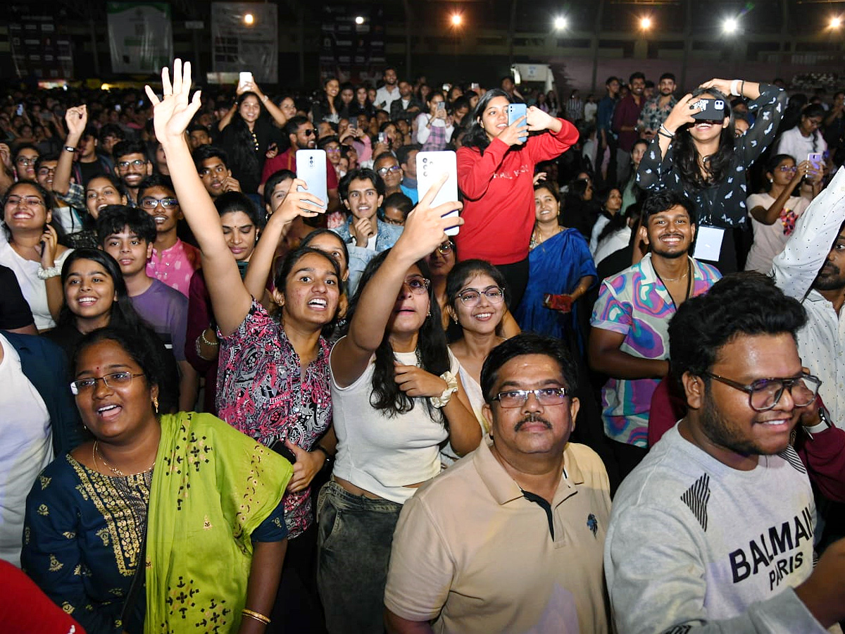 Armaan Malik Live Performance In Hyderabad At LB Stadium - Sakshi10