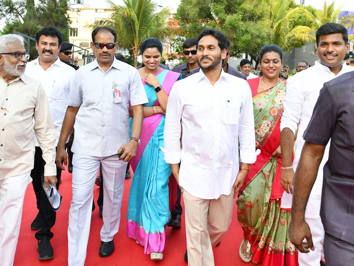 CM Jagan Visakhapatnam Tour Photos - Sakshi14