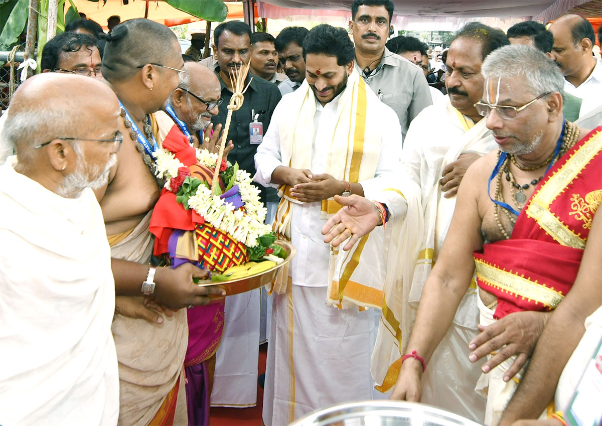 CM YS Jagan Participates Sri Lakshmi Maha Yagnam Vijayawada - Sakshi1