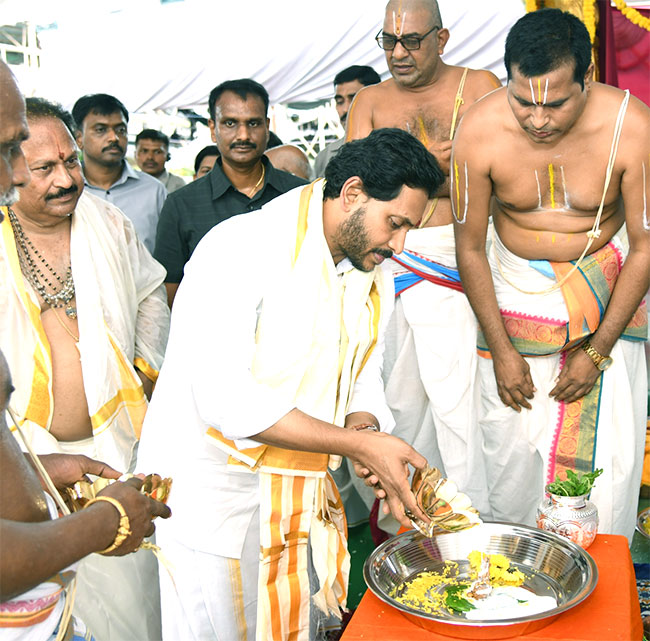 CM YS Jagan Participates Sri Lakshmi Maha Yagnam Vijayawada - Sakshi17