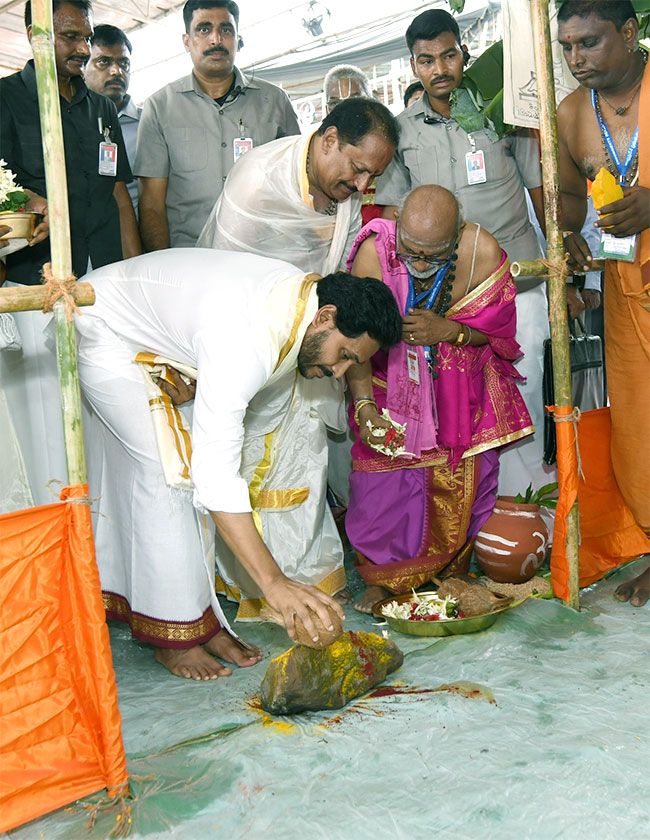 CM YS Jagan Participates Sri Lakshmi Maha Yagnam Vijayawada - Sakshi23