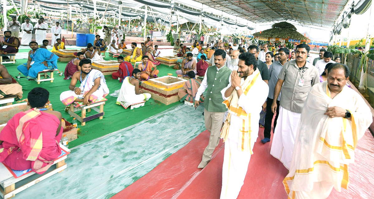 CM YS Jagan Participates Sri Lakshmi Maha Yagnam Vijayawada - Sakshi38