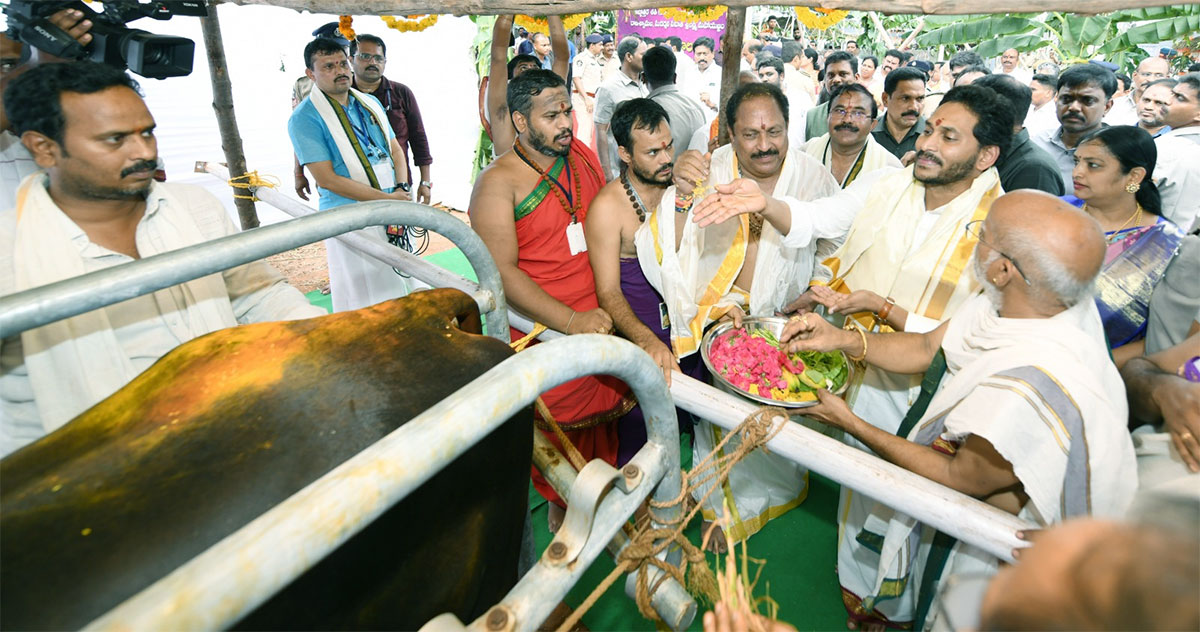 CM YS Jagan Participates Sri Lakshmi Maha Yagnam Vijayawada - Sakshi40