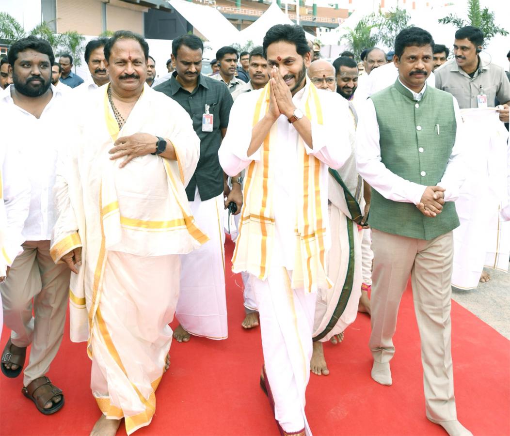 CM YS Jagan Participates Sri Lakshmi Maha Yagnam Vijayawada - Sakshi7