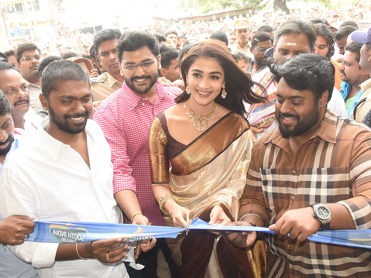 Pooja Hegde at shop opening at Hanamkonda Pics - Sakshi5