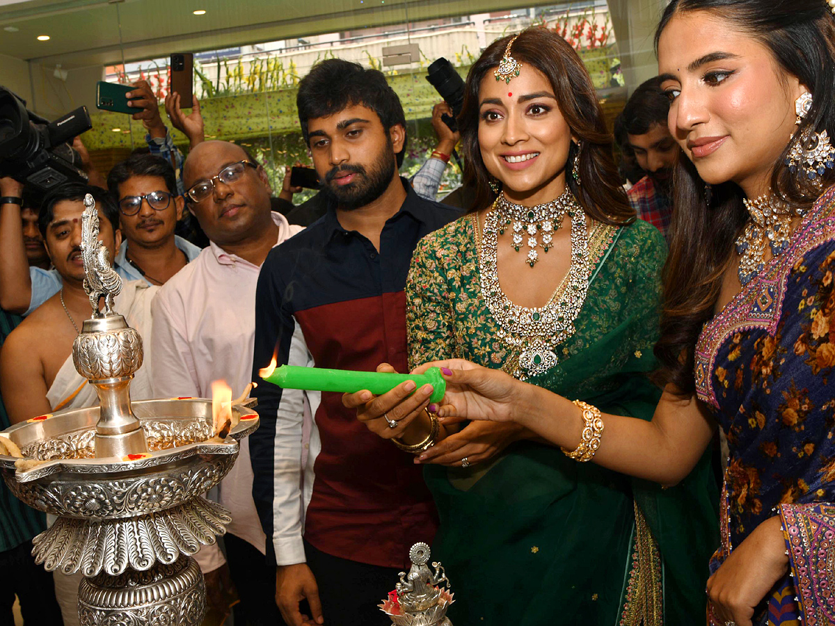 Shriya Saran inaugurates Jewellery Store in Punjagutta Photos - Sakshi1