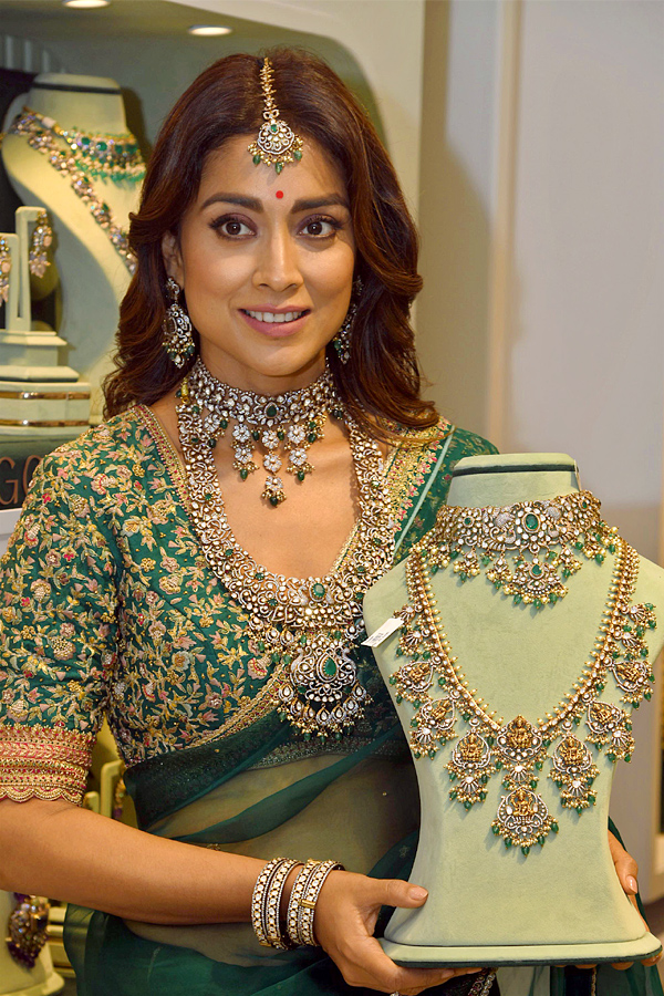 Shriya Saran inaugurates Jewellery Store in Punjagutta Photos - Sakshi7