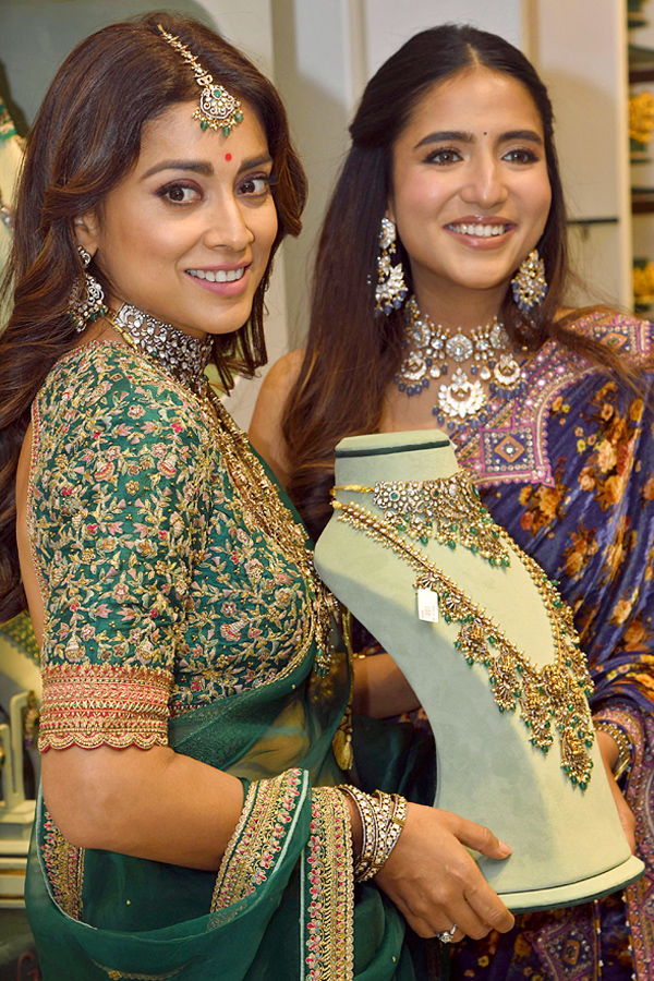 Shriya Saran inaugurates Jewellery Store in Punjagutta Photos - Sakshi8