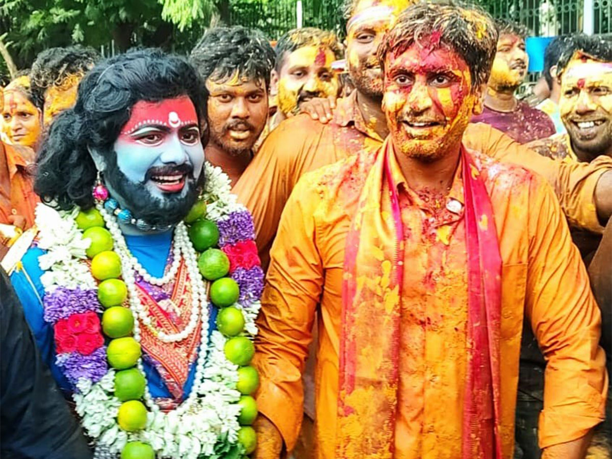 Tiurpati MP Gurumurthy Allu Arjun Getup in Gangamma Jathara - Sakshi2