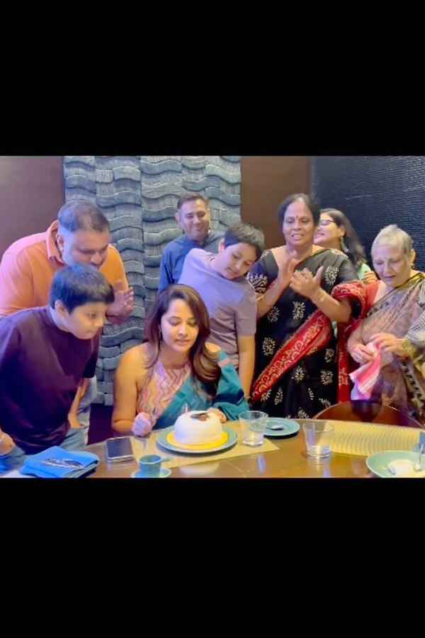 Anchor Anasuya Birthday celebrations with family Photos - Sakshi11