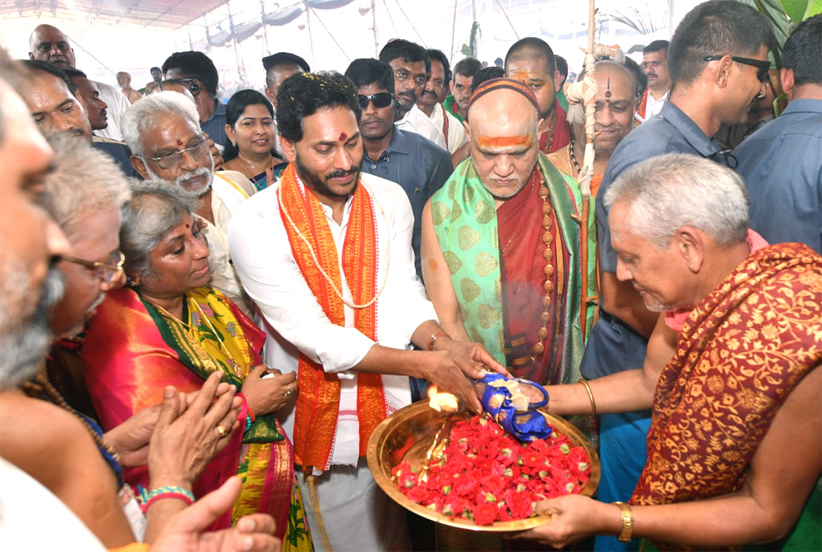 CM Jagan Attends Sri Lakshmi Maha Yagnam Purnahuti Program Vijayawada - Sakshi1