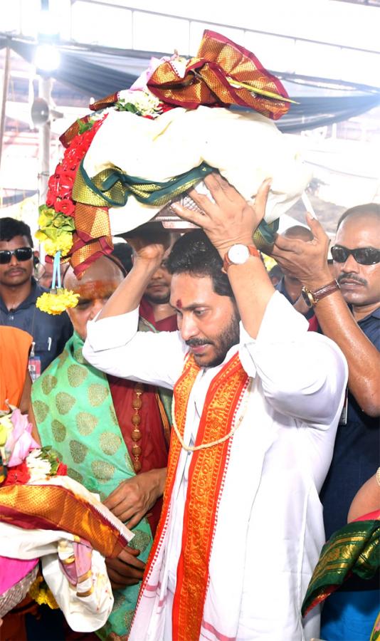 CM Jagan Attends Sri Lakshmi Maha Yagnam Purnahuti Program Vijayawada - Sakshi9