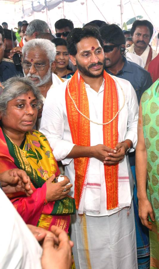 CM Jagan Attends Sri Lakshmi Maha Yagnam Purnahuti Program Vijayawada - Sakshi10