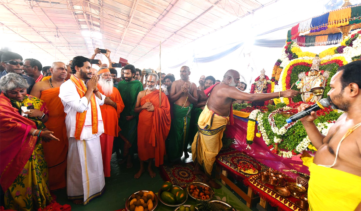 CM Jagan Attends Sri Lakshmi Maha Yagnam Purnahuti Program Vijayawada - Sakshi12