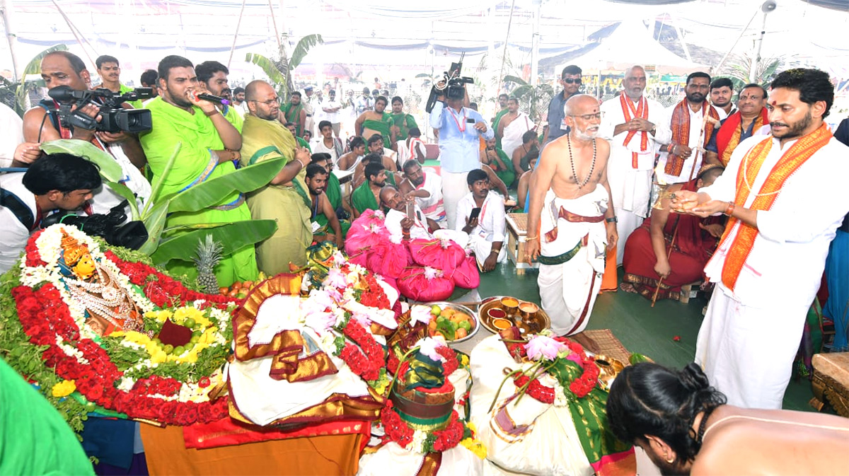 CM Jagan Attends Sri Lakshmi Maha Yagnam Purnahuti Program Vijayawada - Sakshi14